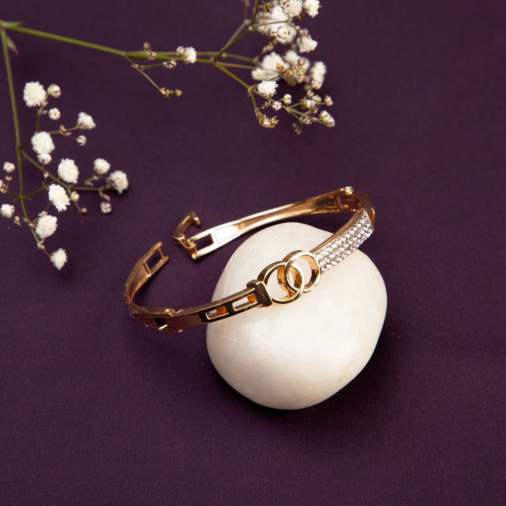 LA FILLE D'OR  Golden Colour Bracelet with Crystals and Interlocking Circles. (GOLD, One Size)