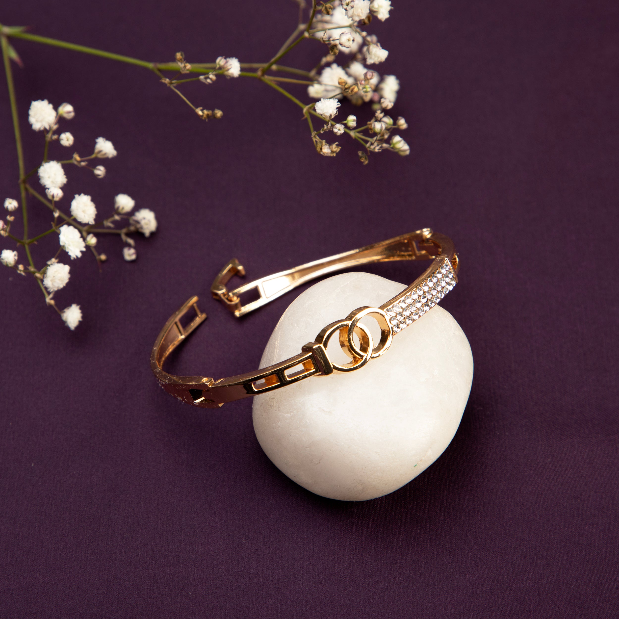 LA FILLE D'OR  Golden Colour Bracelet with Crystals and Interlocking Circles. (GOLD, One Size)