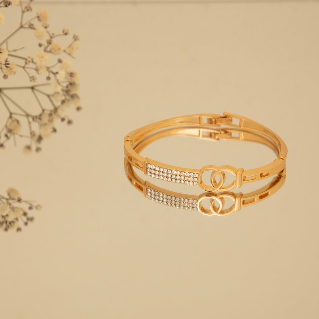 LA FILLE D'OR  Golden Colour Bracelet with Crystals and Interlocking Circles. (GOLD, One Size)
