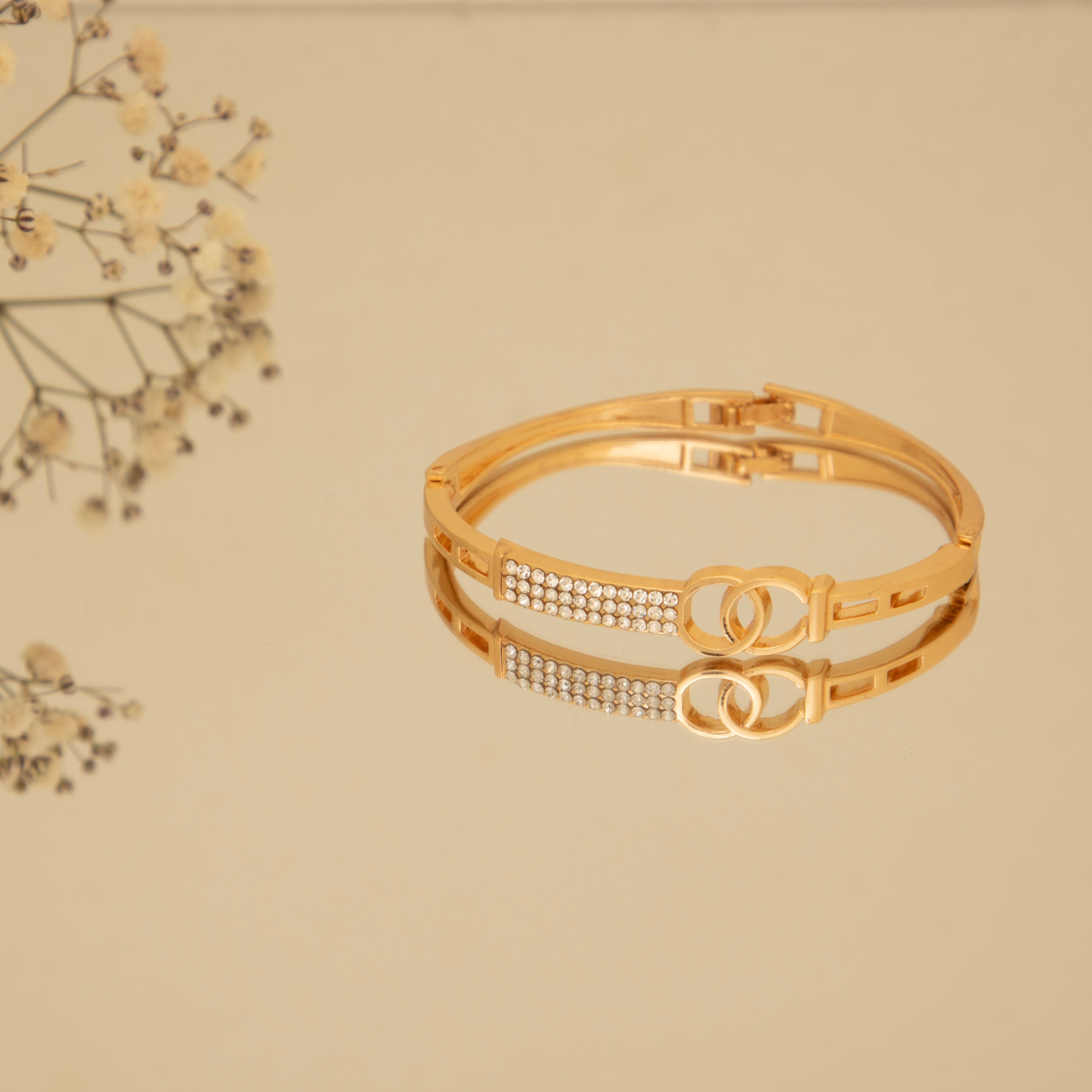 LA FILLE D'OR  Golden Colour Bracelet with Crystals and Interlocking Circles. (GOLD, One Size)