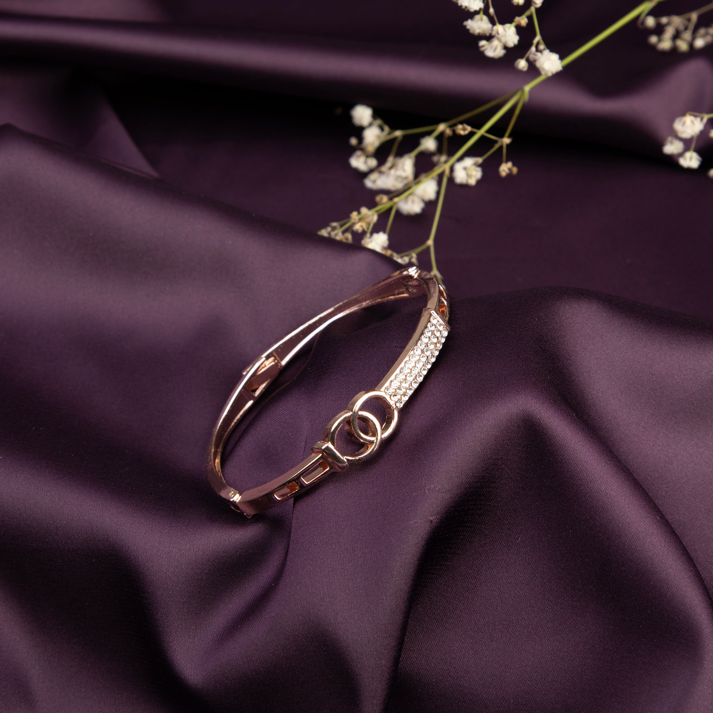 LA FILLE D'OR Rose Gold Colour Bracelet with Crystals and Interlocking Circles. (ROSE GOLD, One Size)