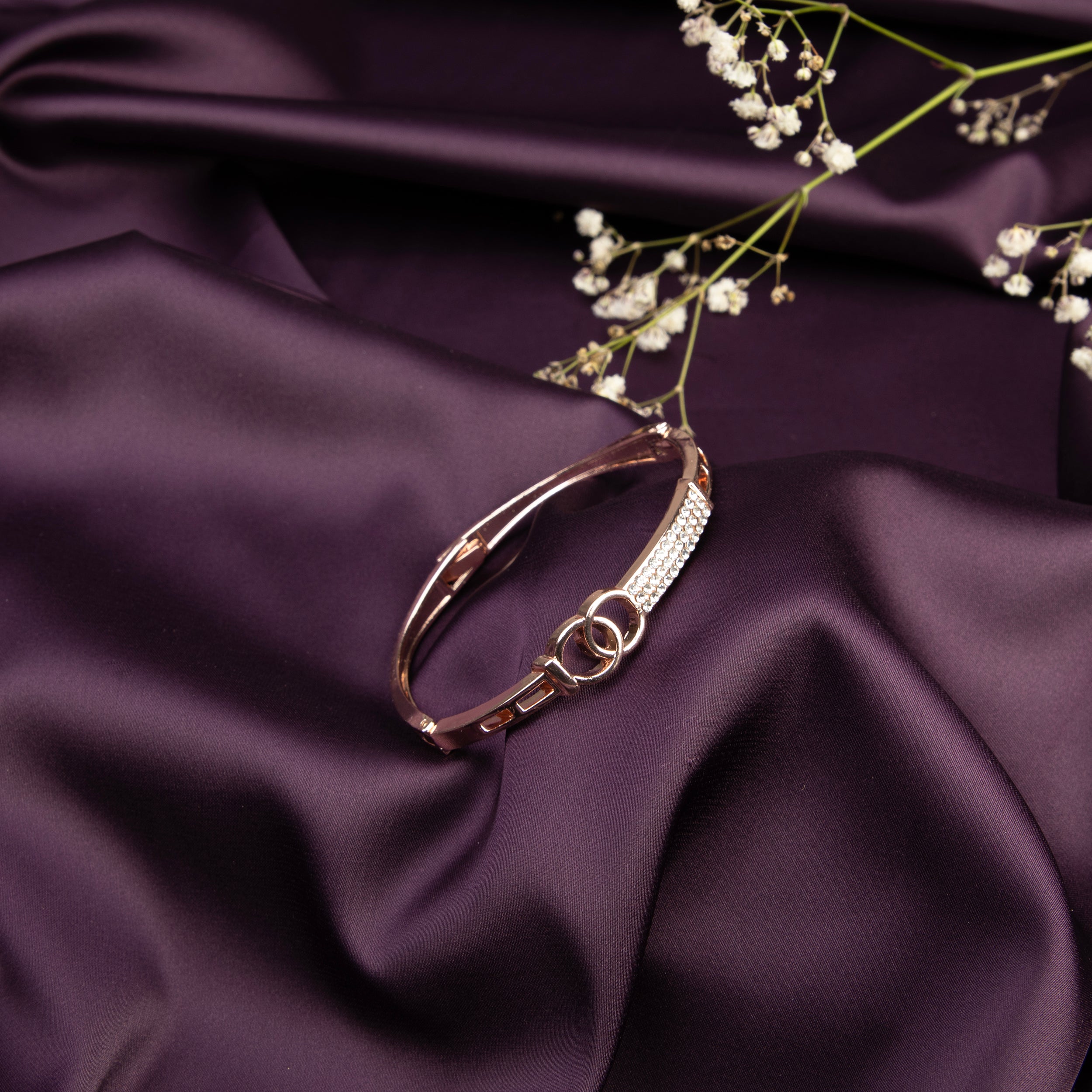 LA FILLE D'OR Rose Gold Colour Bracelet with Crystals and Interlocking Circles. (ROSE GOLD, One Size)