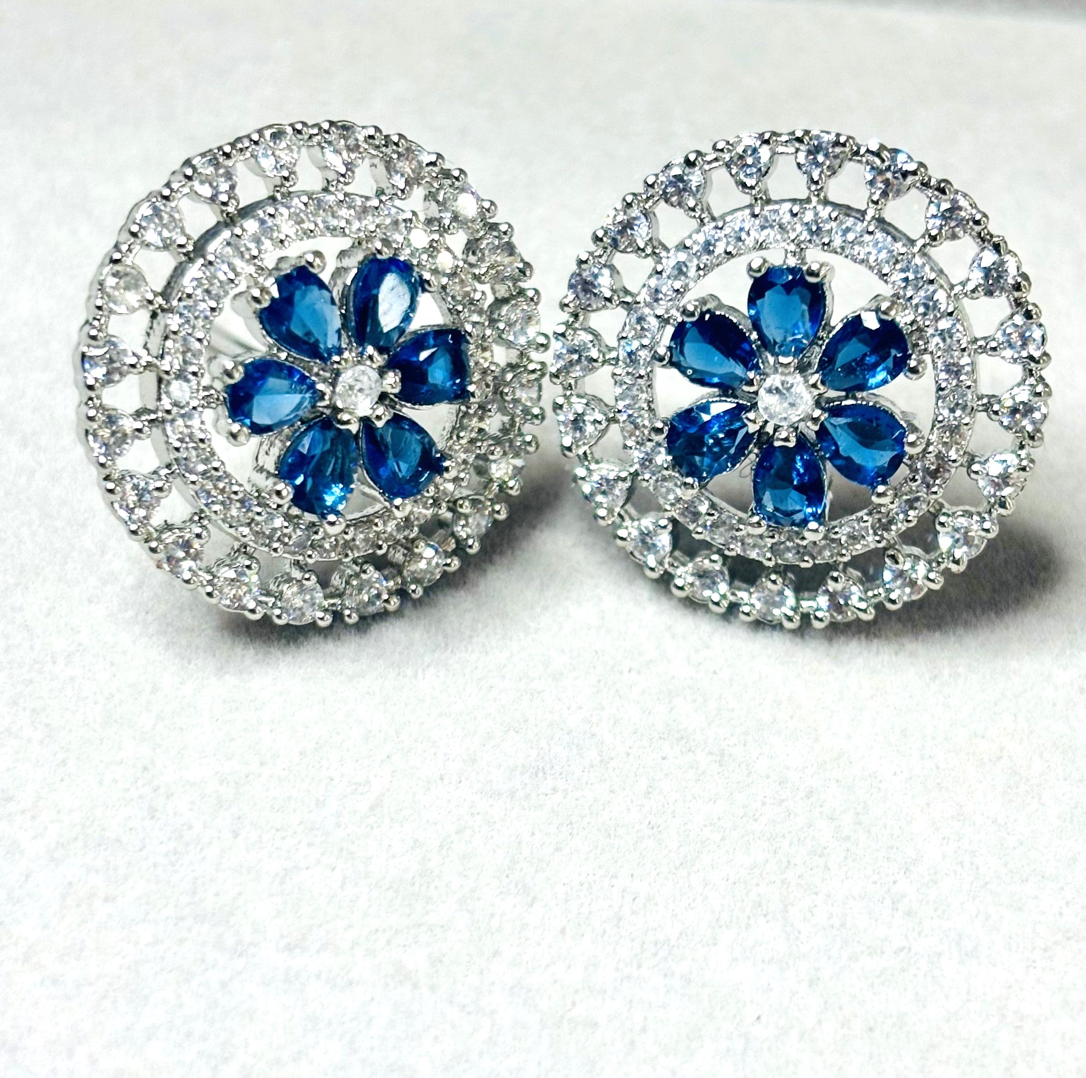 LA FILLE D'OR Crystal Floral Stud Earrings, Round Cut, 2.5 cm, Green COLOR (Blue Silver)