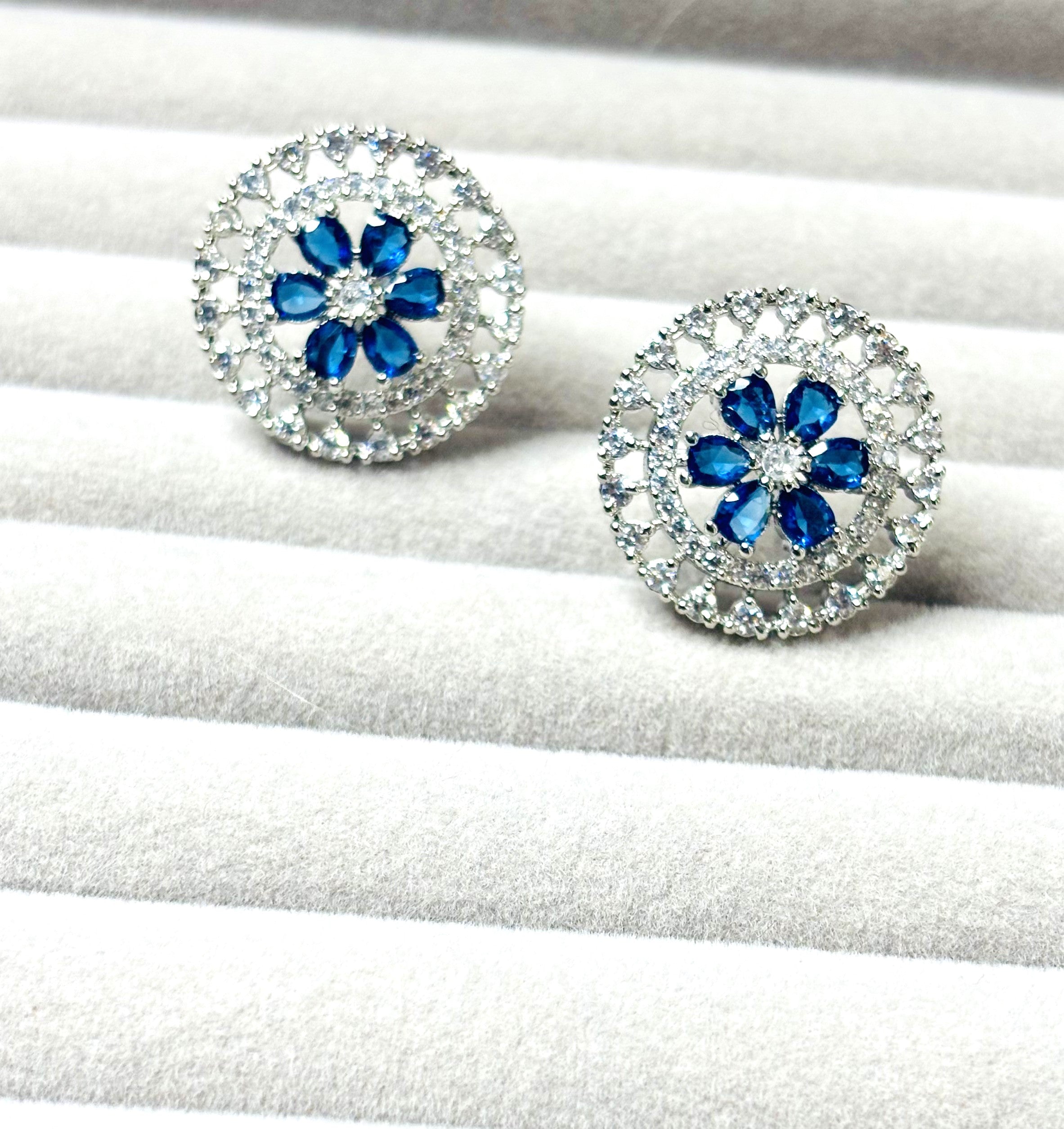 LA FILLE D'OR Crystal Floral Stud Earrings, Round Cut, 2.5 cm, Green COLOR (Blue Silver)