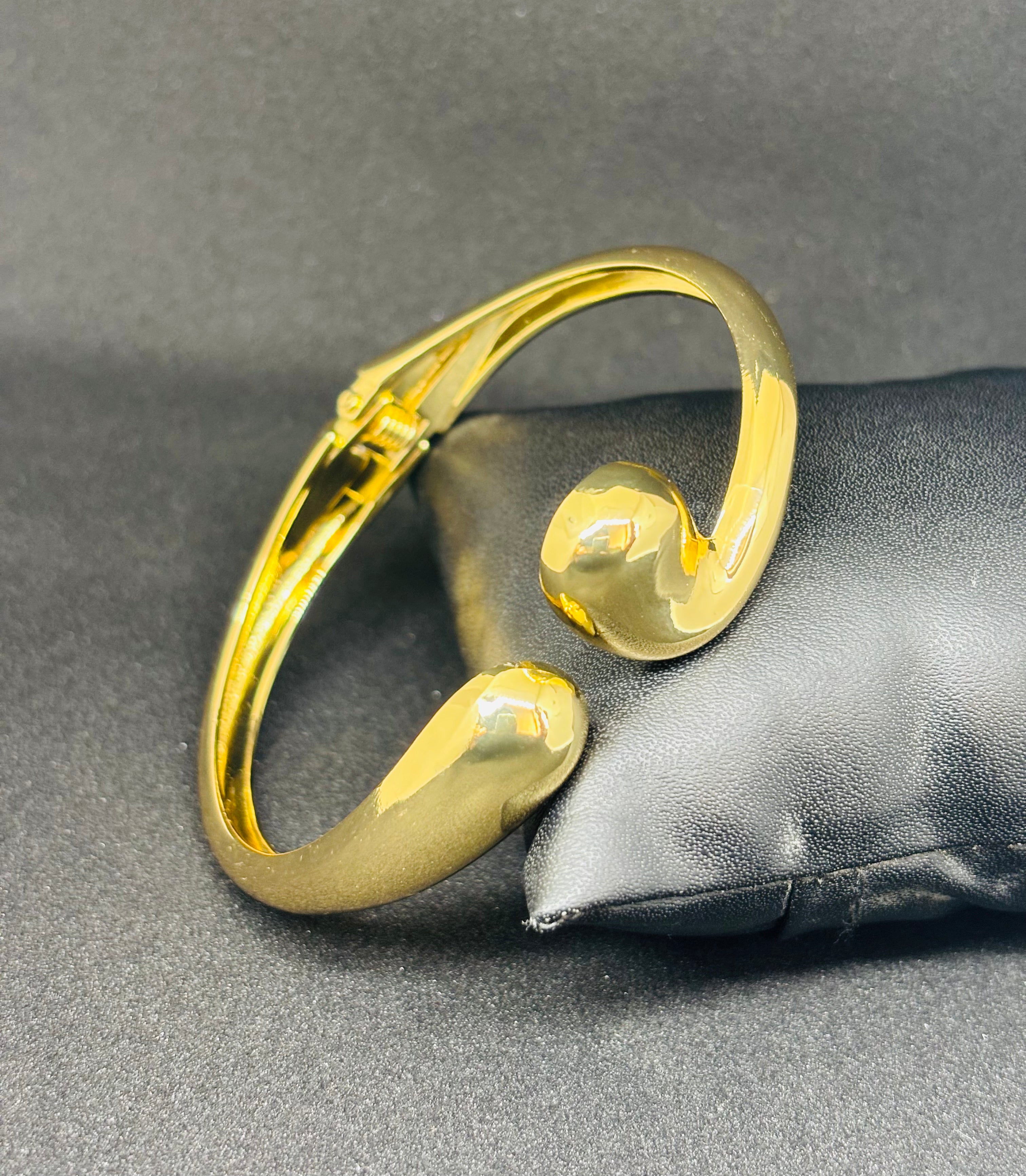 La fille D'or unique style Bracelet Golden colour