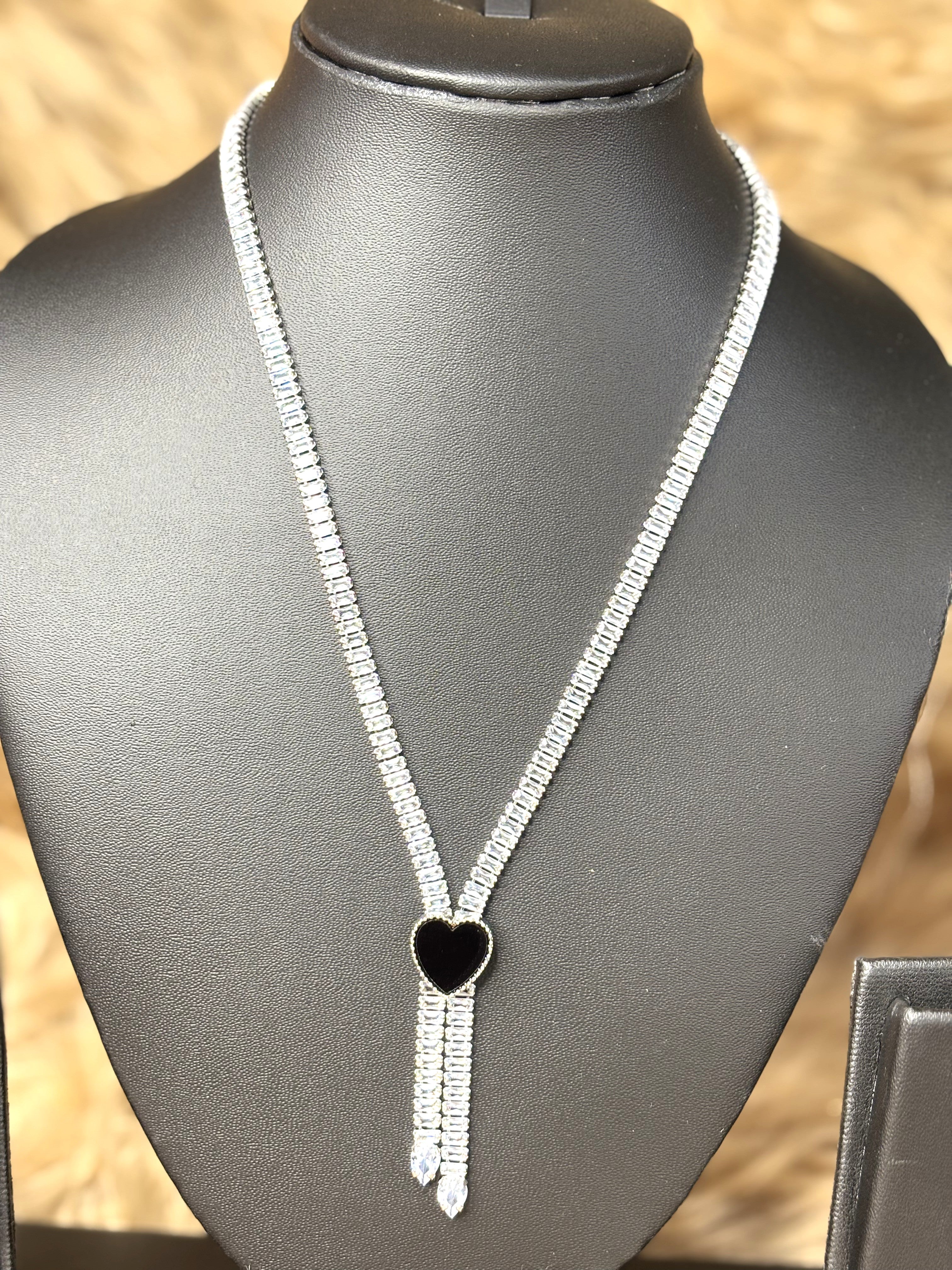 LA FILLE D'OR Crystal Heart Pendant Necklace with Rhinestone Chain, 25 cm Length, Black and Silver