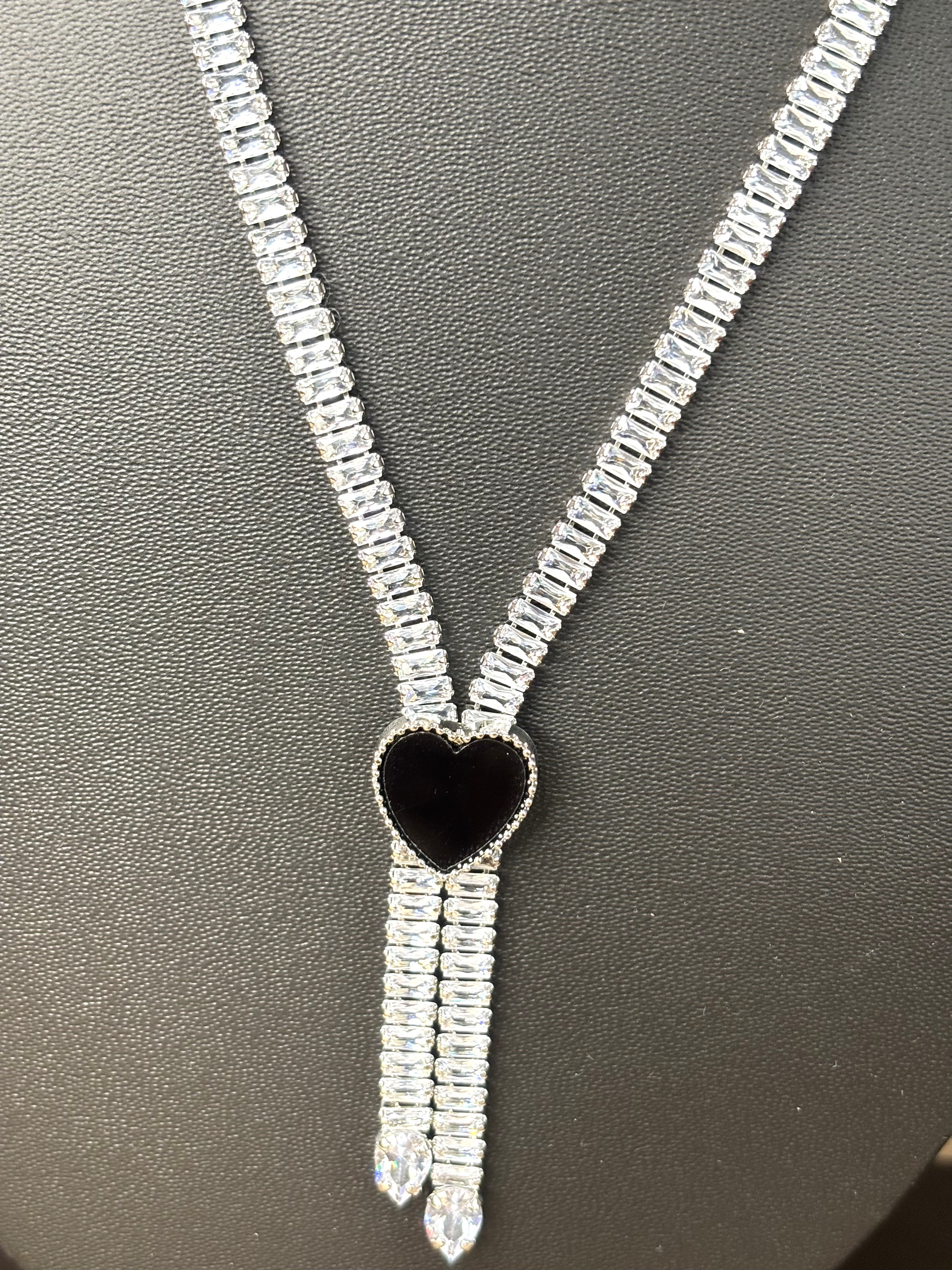 LA FILLE D'OR Crystal Heart Pendant Necklace with Rhinestone Chain, 25 cm Length, Black and Silver