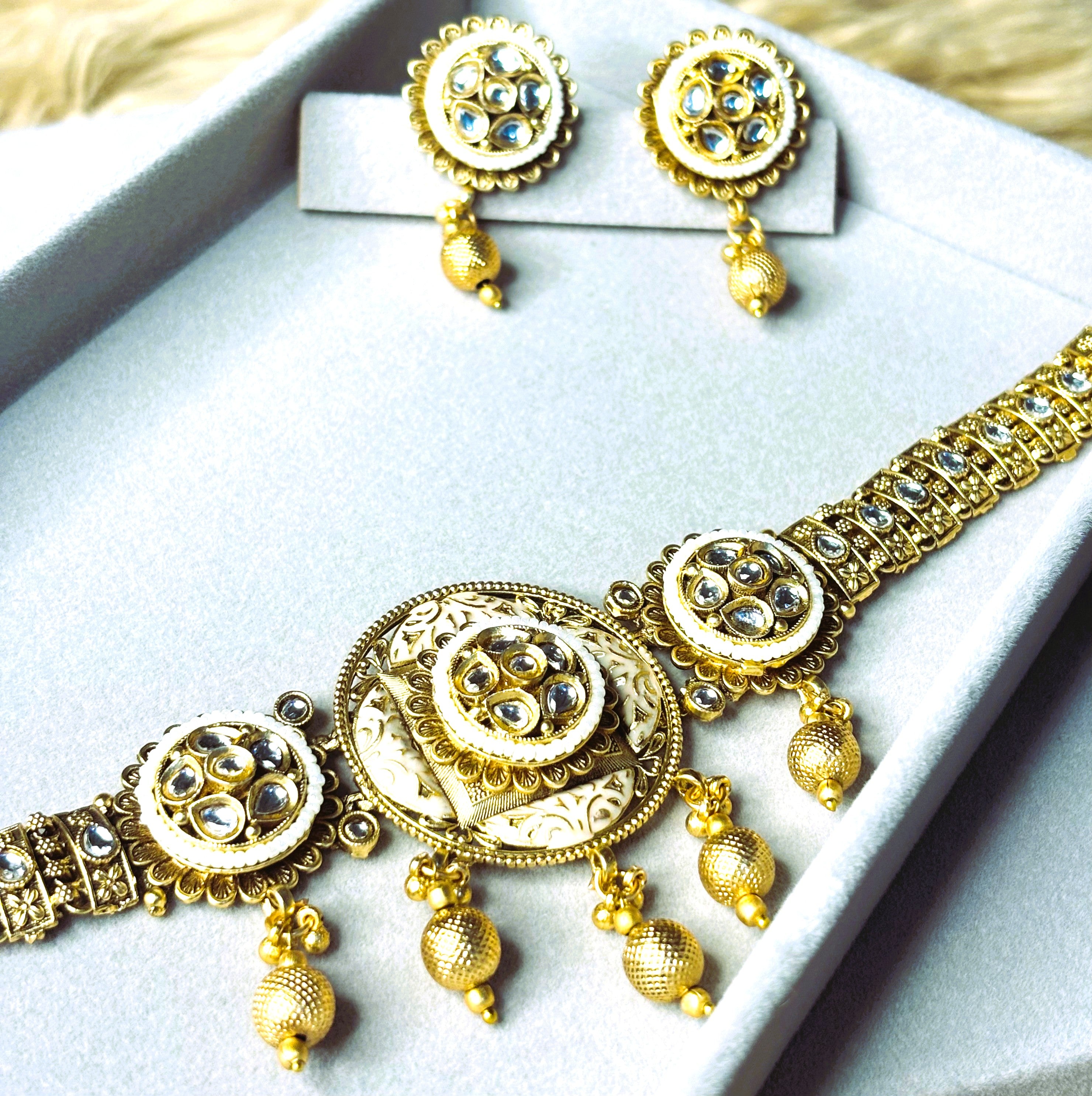 LA FILLE D'OR Traditional Gold-Plated Choker Necklace Set with Crystal Stones, Matching Drop Earrings