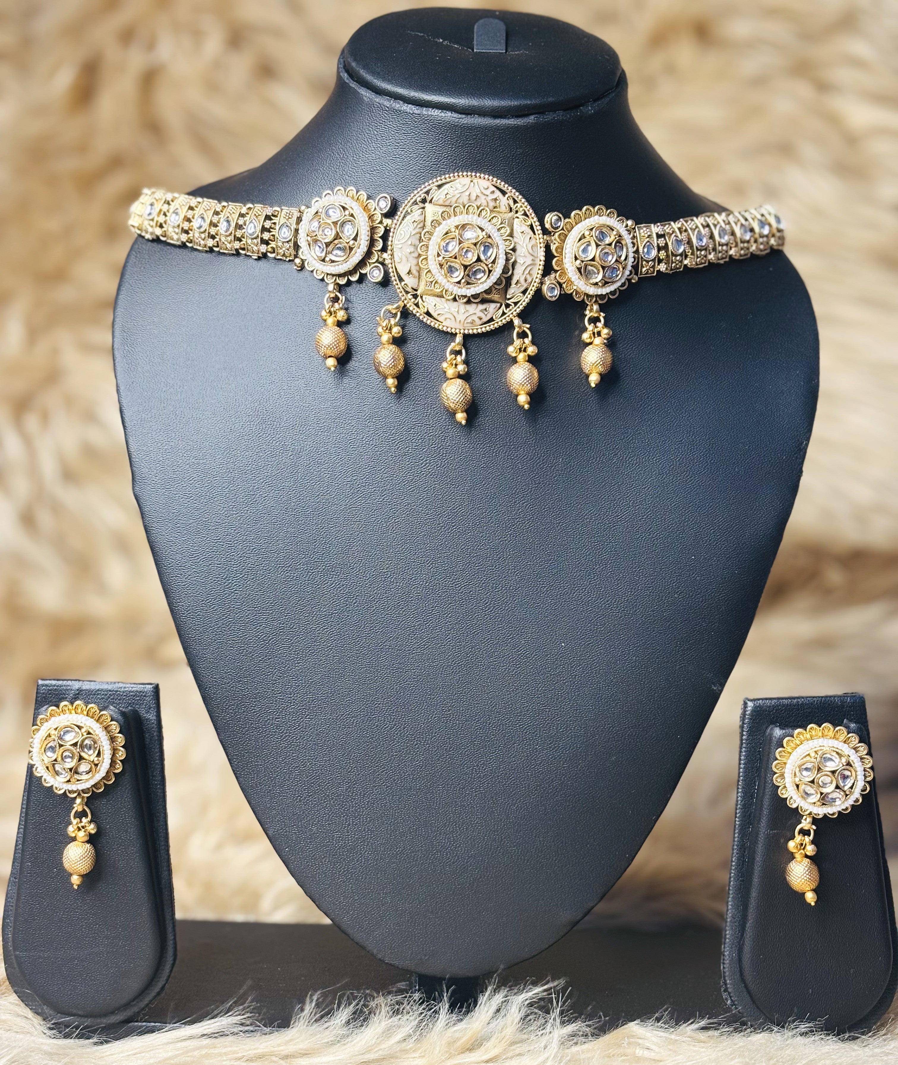LA FILLE D'OR Traditional Gold-Plated Choker Necklace Set with Crystal Stones, Matching Drop Earrings